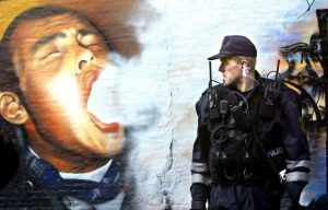 Politiet i færd med at rydde og nedrive Pusher Street på Christiania i marts 2004. Et år før politiaktionen vurderede Københavns Politi, at hashhandlen ville flytte ud i gademiljøet i København samt til hashklubber, hvis man lukkede hashboderne på Christiania.
